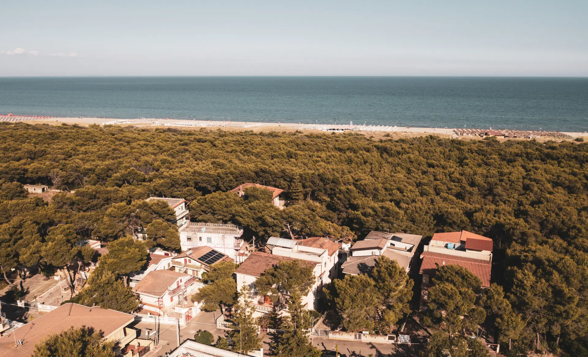 Dall'alto: la casa, la Pineta Regina e il mare di Marina di Ginosa