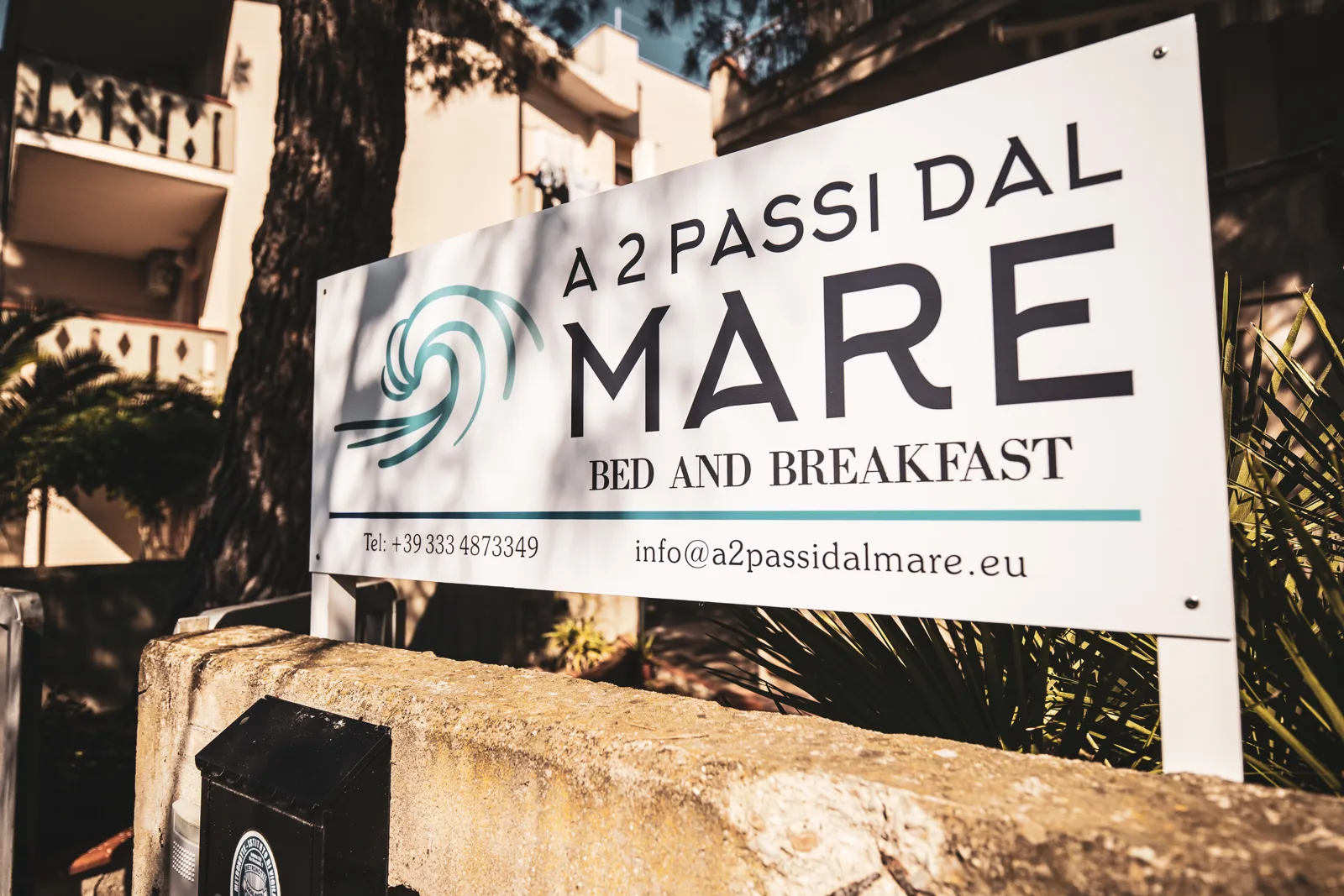 L'insegna di A 2 Passi dal Mare sul muretto davanti a casa