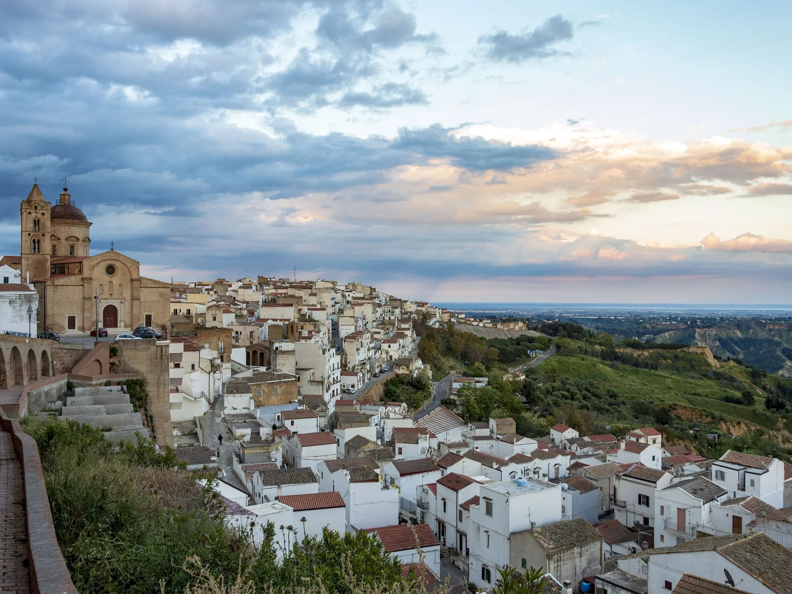 Il rione Dirupo, tutto bianco, Pisticci (Basilicata)