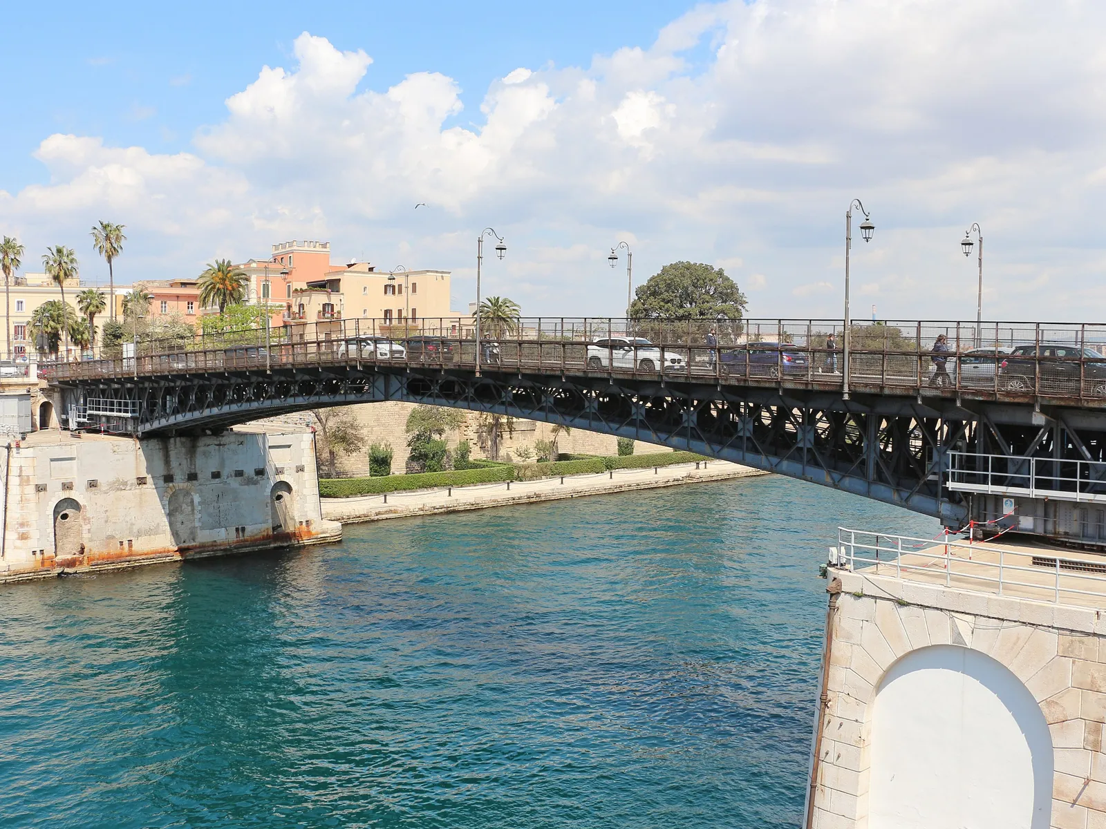 La città vecchia sull'isola e il ponte girevole, Taranto (Puglia)